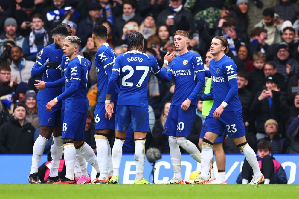 中场核心连续突破防守制造射门机会