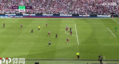 意乙巴里队客场0-5惨败，在返程航班上球迷与球员发生冲突