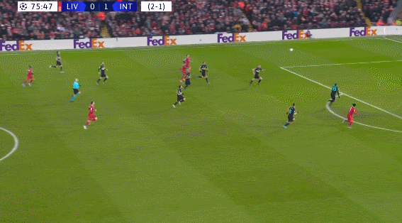 腿软！男子在1800米高空踢球：球场无护栏 致敬C罗 最后跳伞降落