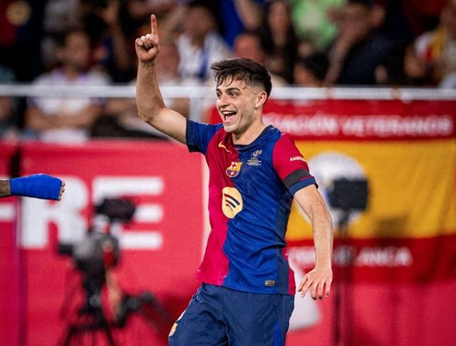 曼联对阵埃弗顿豪取42胜，太妃糖本赛季平均首发年龄最大